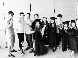 陈静远(右五)和她的同学们。图片由受访者提供