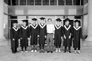 关博伟(左一)等大陆生与台湾老师合影。