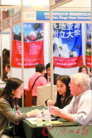 不少学生加入留学大军。(《广州日报》/记者骆昌威 摄)(资料图片)
