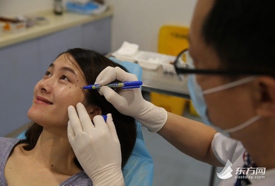 敢拿“颜值”赌明天：90后女大学生整形记