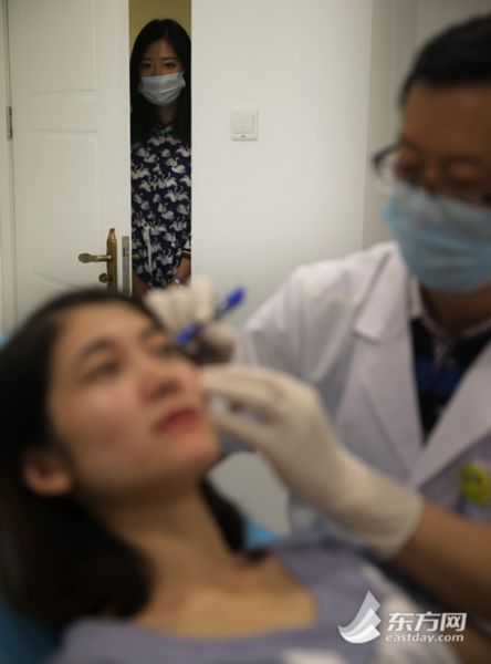 敢拿“颜值”赌明天：90后女大学生整形记