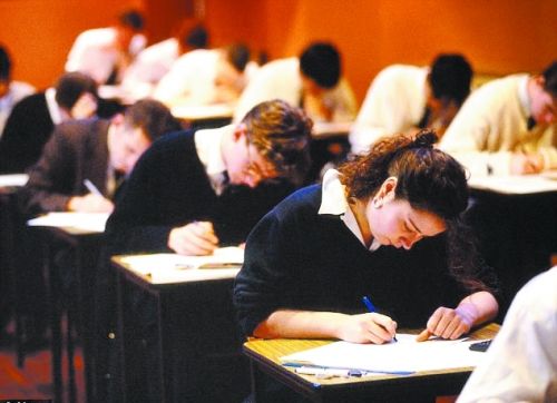 考试中的英国学生