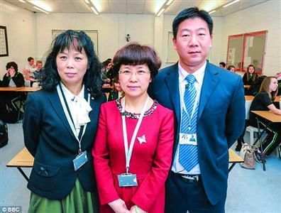 　　来自南京的李爱云(音)老师(中)、来自西安的自然科学老师杨君(音)(左)以及来自杭州的数学老师邹海连(音)。