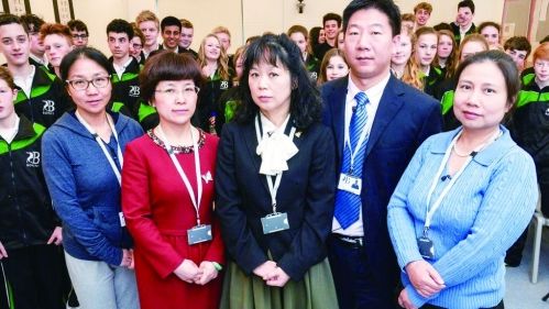  5名来自中国的老师给英国学生上了一个月的课。