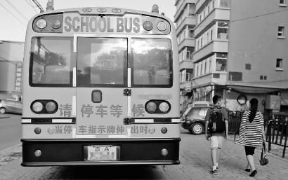 停在街边的校车。随着新学期的开始，很多家长发现校车被取消了 新文化记者 孙立国 摄 