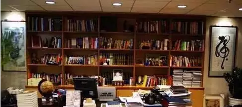 猜猜这是谁的办公桌