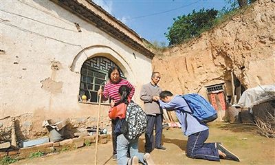 　9月5日，山西省长治市武乡县洪水镇阳坡庄村，李超李雪兄妹跪别父母。