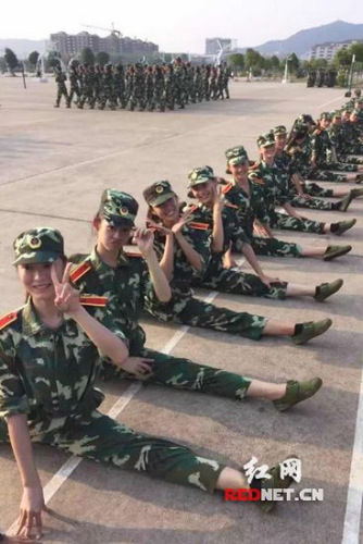 　　(中南大学军训休息期间，为活跃军训气氛，建筑与艺术学院2015级新生臧同学带领同学开心地玩起了一字马)