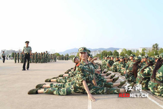 　(中南大学军训休息期间玩一字马，引周围同学拍照留念)