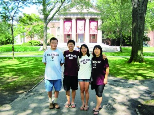 园子一家身在哈佛大学内合影。