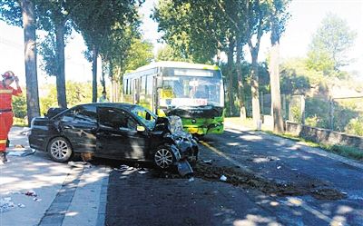 7月2日7时许，密云县密古路，一辆“冀H”牌照小轿车驶入逆行道，与一辆公交车相撞。视频截图