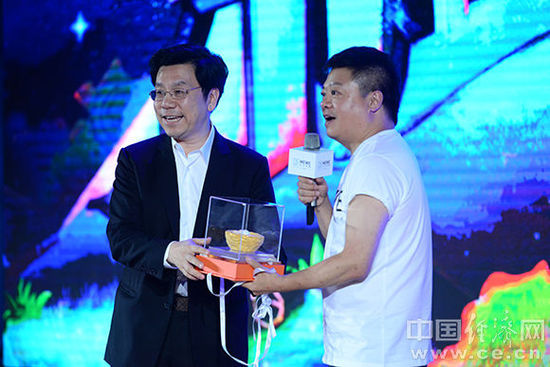李开复现场给马东送上一窝“金蛋”作为贺礼