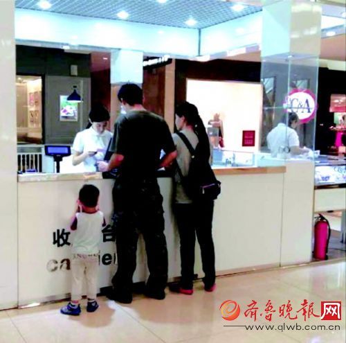 在省城一家商场，收 银员正在工作。 齐鲁晚报记者陈玮摄