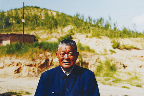 ▲1995年夏，尕布龙在西宁市南山脚下留影的资料照片。