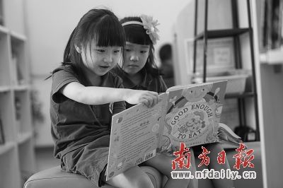 学生在图书馆自由阅览。