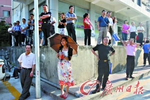 深圳中学校外焦急等待的高考考生家长。记者 高鹤涛 摄影 深圳中学校外焦急等待的高考考生家长。记者 高鹤涛 摄影