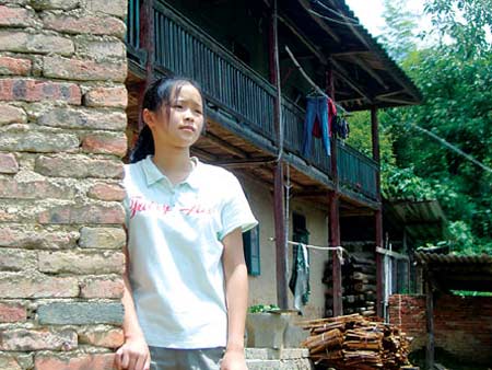 接着母亲改嫁,唯一的至亲奶奶去世,丧亲之痛屡次侵袭李璐 叶光/摄