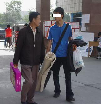 新生报道的日子也是家长最忙的日子,面对第一次离开家的孩子,父母总是