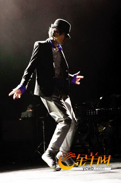 斯文的方大同也跳起机械舞