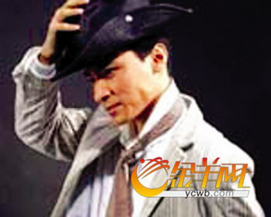 刘德华的姿势有点僵硬