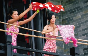 在散发着岭南水乡韵味的镬耳楼上，“西关小姐”推开窗户、探出身子把衣服晾在外面的竹竿上