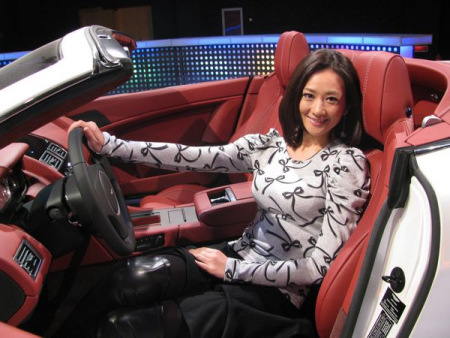 李玥化身"007邦女郎" 录制汽车节目