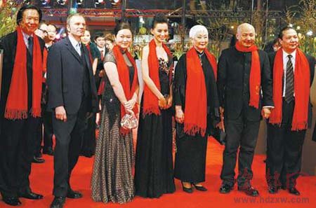 荨柏林电影节上，金娜 (左一)与《团圆》主创人员在一起