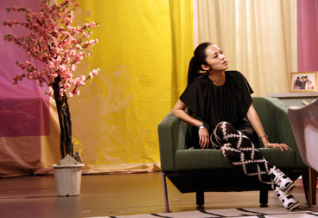 姚晨应邀做客了由杨澜,李艾和守镇共同主持的《天下女人》节目,与大家