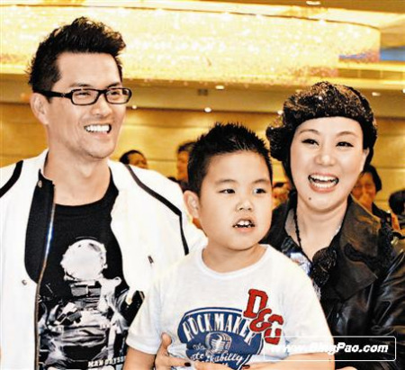 吕良伟与妻儿在日本度假，被逼婚报道影响心情