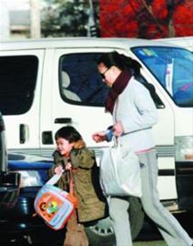 接儿子高兴放学的那英，天后同时也是一个称职的母亲