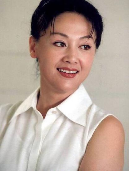 王姬与神秘男拥吻被拍 称男方是导演否认新恋情_手机新浪网