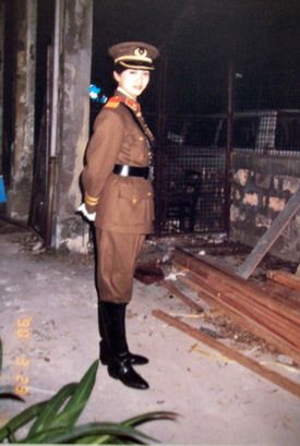 女警察,可以好威武,电影里徐克安排我开枪打斗,俨然一个女英雄,令我