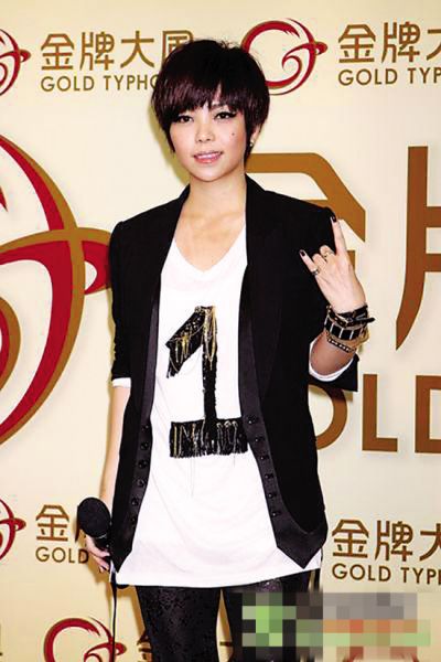 张惠妹可谓金牌大风的“一姐”萧亚轩当年身穿婚纱签约金牌大风郑东汉让罗志祥的音乐事业突飞猛进梁汉文(右)和方力申(左)一度被视作“太子基”的忠实追随者郑东汉将周笔畅罗致旗下　　(左起)陈辉虹、黄柏高、郑东汉、庞维仁、郑中基在金牌大风里的权力分配曾经有过多种传闻，但如今郑东汉和黄柏高宣布离开，一切将重新洗牌&nbsp;&nbsp;&nbsp;&nbsp;&nbsp;&nbsp;&nbsp;&nbsp;&nbsp;&nbsp;&nbsp;&nbsp;&nbsp;&nbsp;&nbsp;&nbsp;&nbsp;&nbsp;&nbsp;&nbsp;&nbsp;&nbsp;&nbsp;&nbsp;&nbsp;&nbsp;&nbsp;&nbsp;&nbsp;&nbsp;&nbsp;&nbsp;&nbsp;&nbsp;&nbsp;&nbsp;&nbsp;&nbsp;&nbsp;&nbsp;&nbsp;&nbsp;&nbsp;&nbsp;&nbsp;&nbsp;&nbsp;&nbsp;&nbsp;&nbsp;&nbsp; &nbsp; &nbsp; &nbsp; &nbsp; &nbsp; &nbsp;&nbsp; &nbsp; 郑中基　　羊城晚报记者 易芝娜　　2010年最后一天，有“华语音乐教父”之称、曾一手捧红邓丽君、谭咏麟、张学友等人的金牌大风音乐集团总裁郑东汉宣布退休，并称金牌大风将由合作伙伴庞维仁全权接手。与郑东汉合作多年的金牌大风大中华区主席黄伟翔也在同一天宣布离开金牌大风。　　近日不断有港媒爆料称，原本身为“太子爷”的郑中基在父亲退休后失势，而早前被调往管理电影业务的黄柏高将重掌大权，金牌大风内部的权力斗争风云再起。为此，昨天下午，郑东汉与庞维仁、黄柏高、黄伟翔三人联手举行记者会，郑东汉重申退休已成定局，而最让人意外的是，黄柏高竟然也宣布离开金牌大风。庞维仁表示过几天将宣布公司的人事变动情况。　　退休又退股　　郑东汉“重拾吉他”　　2010年12月31日下午，金牌大风总裁郑东汉发出了一封宣布退休的公开信。郑东汉称已将金牌大风全部交给由庞维仁领导的太平洋资本投资亚洲有限公司，自己准备“重拾束于高阁的吉他，弹出当天那个和弦”。郑东汉早年曾与泰迪罗宾组成乐队组合，成为香港乐坛早期著名的吉他手兼主唱。　　郑东汉表示：“我一直对音乐产业的前景看好，所以当初才会买下百代(EMI)华语区公司，从而构建一个最具潜力的大众化独立音乐娱乐品牌。今天，我认为金牌大风体现了这个想法，我的目标已达成。”他的退休之意相当坚决，甚至将自己持有的金牌大风所有股份全数卖出。　　公司大地震　　接班人原是富商　　现年38岁的庞维仁，前“丰裕兴业国际”主席，香港著名富商，曾于2005年与李嘉欣传过绯闻，最终庞维仁与妻子黄美仪结束四年婚姻关系。2010年2月1日，金牌大风娱乐有限公司举行记者会，宣布由庞维仁领导的太平洋资本投资亚洲有限公司将注资五至十亿元进入金牌大风。　　根据香港媒体报道，庞维仁入主后，不满公司的业绩表现，曾与已经失势的黄柏高密谈，此事令郑东汉有所不满。再加上郑东汉投下巨资成立金牌大风，结果遭遇市道不景气，亏损很大，意兴阑珊之下决定卖掉金牌大风的股份退休。　　在昨天的发布会上，庞维仁对“逼走郑东汉”的传闻作出澄清，表示郑东汉的退休完全是其主动提出的，而且他很早已知道郑东汉有这个想法。　　黄柏高也要离开　　金牌大风之前一直是非不断，作为元老的黄柏高被“明升暗降”，负责管理电影业务。郑东汉宣布退休后，一度盛传黄柏高将有望重新掌权，结果现在他也宣布要离开，让人大跌眼镜。庞维仁则表示公司人事变动还未最后确定，过两天会再举行发布会宣布，而且到时还可能有新股东加入。　　郑中基喜获“清白”　　身为金牌大风艺人的郑东汉之子郑中基表示支持父亲的决定：“他为华语歌坛贡献了大部分的岁月。现在，可以多留一些时间陪家人及继续练习他自己最爱的吉他，我觉得很棒！”　　郑中基一向有“太子基”的称号，之前一直有消息称他在父亲的支持下，是金牌大风的“隐形CEO”，将来会接父亲的班，而高层黄柏高的被调职也据说与他有关。现在父亲宣布退休，而且接班人不是自己，郑中基表示非但没有不高兴，反而松了一口气：“我还是继续做我喜爱的工作，我早说过，我没兴趣做CEO。现在终于还我清白。”　　而被视作“太子基”一派的艺人梁汉文、方力申、邓丽欣等也表示工作会如常进行。　　郑东汉“威水史”　　郑东汉24岁便当上了香港宝丽金唱片总经理，之后升职成为宝丽金亚洲地区总裁。　　环球唱片收购宝丽金唱片后，郑东汉成为环球泛亚太区主席，统管大中华区以及日本、澳大利亚、新西兰、印度等地。之后郑东汉跳槽，成为EMI中国区的合伙人，并担任亚洲区总裁一职。纵横音乐界38年的郑东汉是国际唱片公司中任职管理层级别最高的华人，后来还成为国际唱片公司的第一位华人合伙人。&nbsp;　　2008年8月，郑东汉和黄柏高联手，成功以九位数字全面收购EMI在内地及港台三地的附属公司，包括台湾EMI、金牌娱乐与内地的Typhoon，并将三间公司合并改名为“金牌大风”。旗下歌手包括张惠妹、萧亚轩、郑中基、梁汉文、罗志祥、棒棒堂、周笔畅、张芸京等。　　大事记　　·1973年，成功令邓丽君打入日本市场，让她参加了三次日本乐坛的红白大赛，令邓丽君最终红遍亚洲。　　·在早期香港歌手只唱国语歌的情况下，他让许冠杰演唱粤语歌《天才与白痴》及《鬼马双星》，令粤语歌逐渐成为香港乐坛的主流。　　·上世纪八十年代，香港乐坛一线红星半数以上都在郑东汉所在公司旗下，包含张国荣、谭咏麟、温拿乐队、徐小凤、张学友、刘德华、黎明、Beyond、王菲、草蜢等。　　·1998年在环球任职期间，接管全球音乐第二大市场的日本业务，短短一年内，将环球唱片在日本的市场销售额提升到第二名。　　·三年内把原来在内地市场排名第五的中国EMI做到市场销售第一名。　　·2008年，成立目前最大的华人国际音乐公司TYPHOON&nbsp;GROUP(金牌大风)。将金牌大风定位为“全方位娱乐平台”，不仅投资电影，还帮助旗下艺人制作、推广演唱会。比如罗志祥的“舞法舞天”演唱会、萧亚轩的“WOW”演唱会以及内地艺人许巍等的演唱会等。　　【群星送别】　　张惠妹：　　“虽然没有跟NORMAN(郑东汉)合作很多年，但我知道NORMAN在华语乐坛的重要性跟位置都是不能取代的。NORMAN作了这个决定，辛苦这么多年，希望他接下来能好好休息，享受人生，就把重振国语乐坛的重任交给我们跟其他同仁一起努力吧！”　　萧亚轩：　　“跟NORMAN合作10年，虽然不常见面，但他就像父亲一样，一直照顾我们。真的很不舍。希望将来在别的地方还有合作的机会。”　　罗志祥：　　“NORMAN已帮我圆梦，真的谢谢他！我会继续努力！”