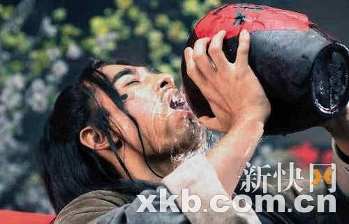 梁山好汉酒是不能喝了潘金莲倒可以继续“调戏”