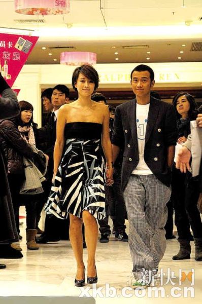 文章和马伊琍恩爱亮相，反击流言。