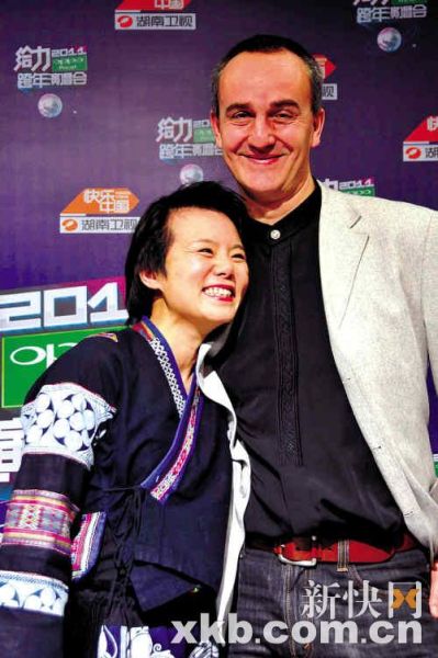 龚琳娜和丈夫老锣参加跨年电视晚会