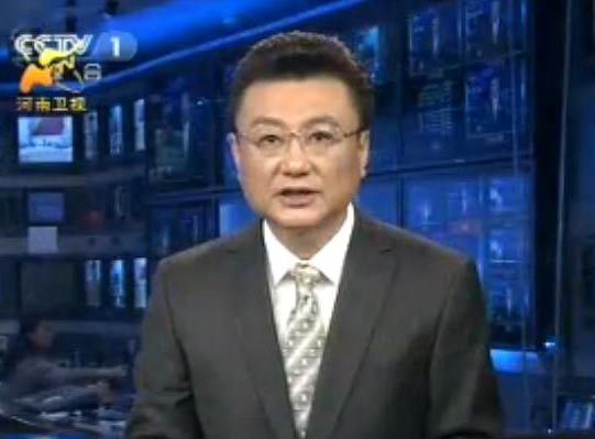 《新闻联播》主播王宁戴眼镜 网友呼岁月不饶人_手机新浪网