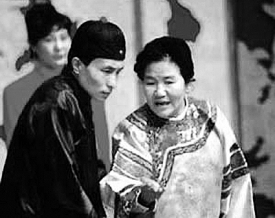 赵丽蓉当年的火爆程度不亚于现在的赵本山。图为她与巩汉林表演小品《打工奇遇》