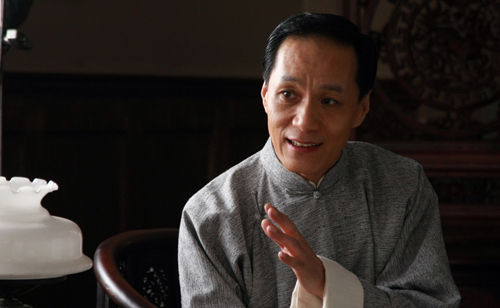 冯远征饰演剧场老板苏常亭，深深迷恋萧俊生与婉菊，暗地却是杀人恶魔