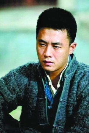 杜淳代表表情：眉头紧锁