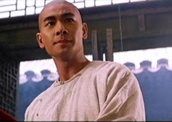 赵文卓在1993年与1994年出演了两部徐克导演的黄飞鸿电影。