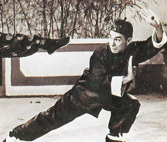 石坚在黄飞鸿 电影系列中演的反派角色深入人心