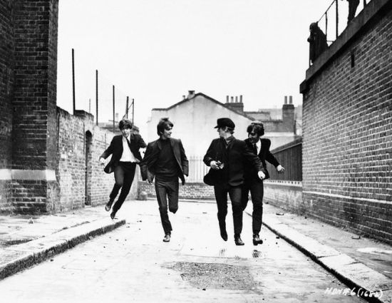 　　1964年，披头士在拍摄电影《A HARD DAY’S NIGHT》。影片用夸张的手法描述了披头士一天的生活：在经纪人和经理安排带领下，披头士从利物浦乘火车出发，到外地参加一次电视台的现场演出。影片真实再现了当年Beatlemania的狂热情形