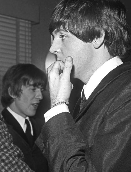 1964年10月14日，曼彻斯特的阿波罗剧院。登场前的麦卡特尼在咬指甲（摄影/Paul Berriff） 