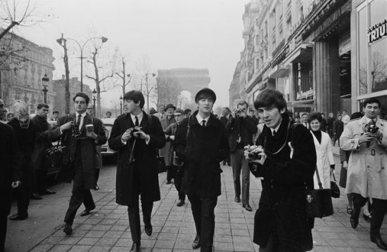 1964年，披头士在巴黎巡演期间。因为身体原因，林戈·斯塔尔并没有同披头士一起前往巴黎 