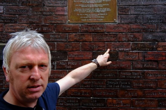 “洞穴”俱乐部合伙人之一Bill Heckle。俱乐部外的一整面墙壁上，每块砖都篆刻着一个音乐人的名字，从绿洲乐团、埃里克·克莱普顿到最近的阿黛尔。这些流行音乐每个时代最具代表性的名字，紧紧围绕着一块篆刻有“披头士”字样的红砖，向四周蔓延开去（摄影/杜英男）