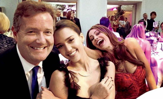 　　5月29日，女星杰西卡·阿尔芭《Glamour》杂志年度女性盛典上与传奇男星皮尔斯·摩根甜蜜合影，却被另 桌的索菲娅·维加拉咧嘴大笑抢去了镜头