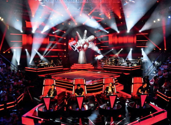 　　7 月4 日，歌唱类综艺节目秀《中国好声音》在上海的首期录制。《中 国好声音》的制作团队花大价钱做舞美灯光，请来做过奥运音响总工程师的金少刚当音响总监，而现场那四把评委转椅的造价就高达80万一把，根据原版一模一样打造的