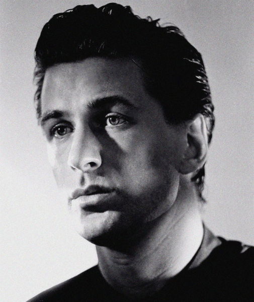 年轻时的亚历克·鲍德温高大英俊，但他后来并没有走上一条典型的好莱坞明星之路