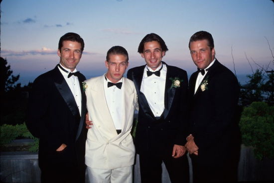 　　鲍德温四兄弟长相酷似，且都是演员，这是他们1990年的合影：亚历克·鲍德温、史蒂文·鲍德温、威廉·鲍德温和丹尼尔·鲍德温（从左至右）